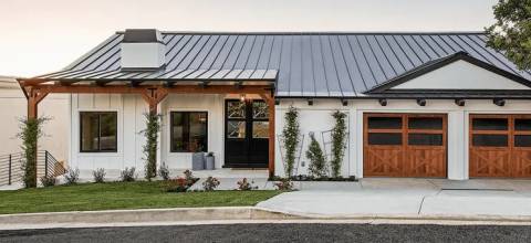 Hanus Naj bodo vaša garažna vrata enake barve kot hiša ali naj drzno izstopajo?