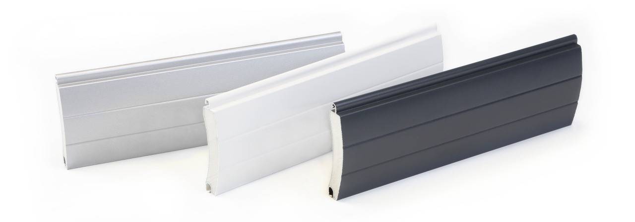 Rolo vrata so sestavljena iz aluminijastih lamel